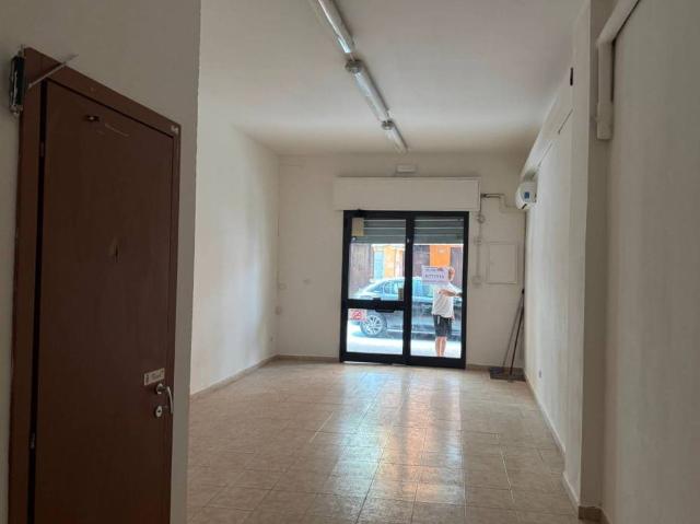 Locale Commerciale in affitto a Santo Stefano, Bologna