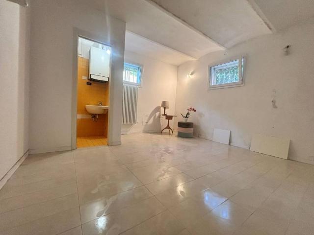 Locale Commerciale in affitto a Porto-Saragozza, Bologna