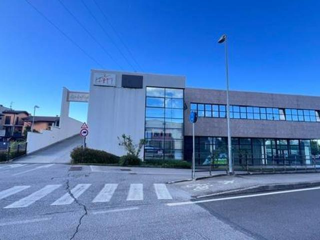 Locale Commerciale in affitto a Boltiere, Lombardia