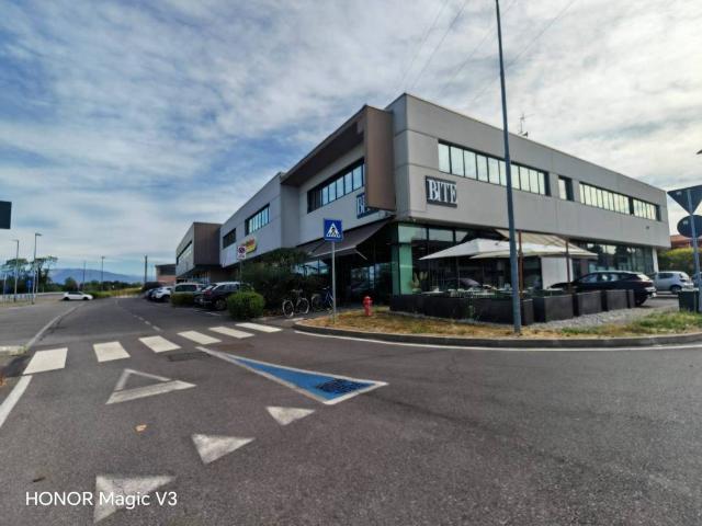 Locale Commerciale in affitto a Boltiere, Lombardia