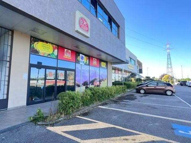 Locale Commerciale in affitto a Boltiere, Lombardia