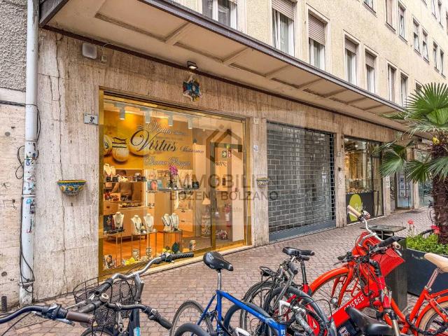Locale Commerciale in affitto a Centro-Piani-Rencio - Zentrum-Bozner Boden-Rentsch, Bolzano - Bozen