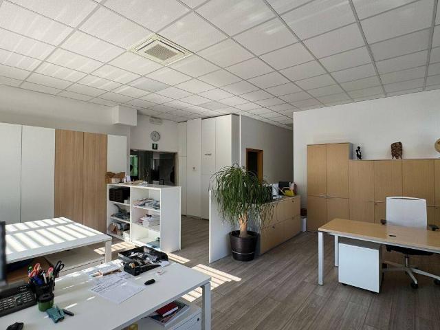 Locale Commerciale in affitto a Oltrisarco-Aslago - Oberau-Haslach, Bolzano - Bozen