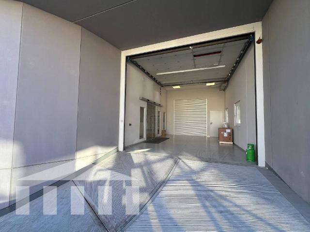 Locale Commerciale in affitto a Oltrisarco-Aslago - Oberau-Haslach, Bolzano - Bozen