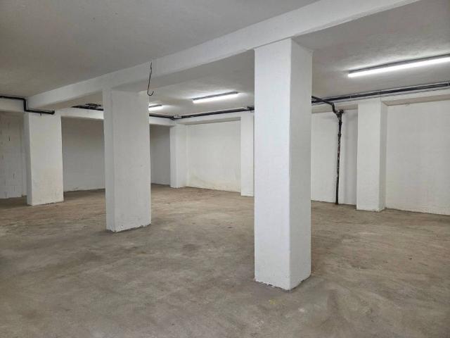 Locale Commerciale in affitto a Centro-Piani-Rencio - Zentrum-Bozner Boden-Rentsch, Bolzano - Bozen