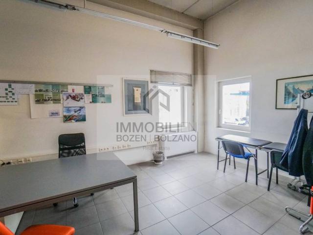 Locale Commerciale in affitto a Oltrisarco-Aslago - Oberau-Haslach, Bolzano - Bozen