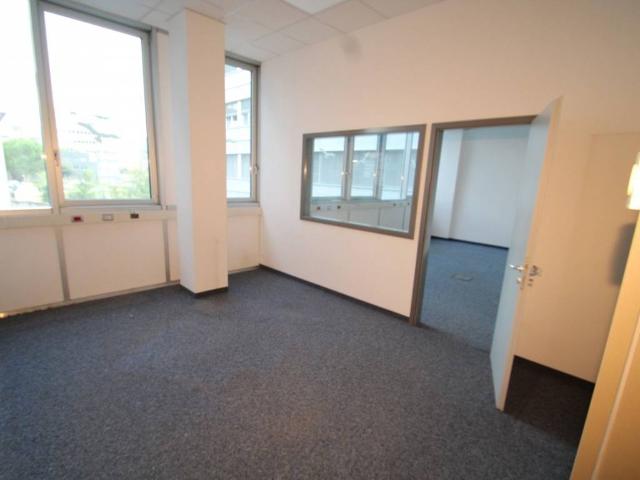 Locale Commerciale in affitto a Oltrisarco-Aslago - Oberau-Haslach, Bolzano - Bozen