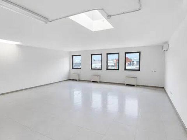 Locale Commerciale in affitto a Oltrisarco-Aslago - Oberau-Haslach, Bolzano - Bozen