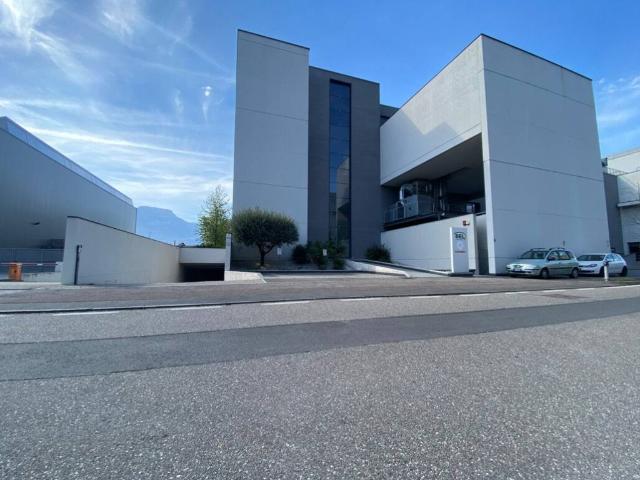 Locale Commerciale in affitto a Oltrisarco-Aslago - Oberau-Haslach, Bolzano - Bozen