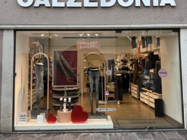 Locale Commerciale in affitto a Centro-Piani-Rencio - Zentrum-Bozner Boden-Rentsch, Bolzano - Bozen