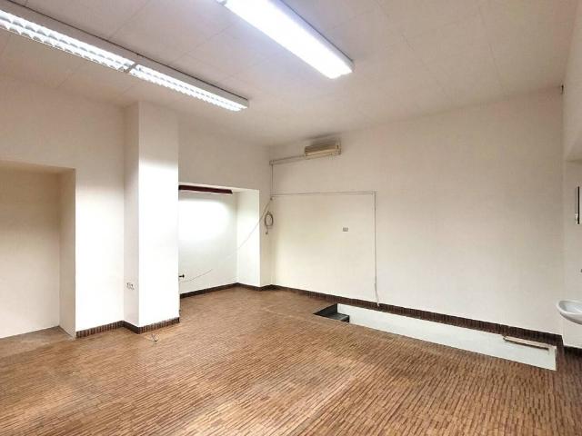 Locale Commerciale in affitto a Centro-Piani-Rencio - Zentrum-Bozner Boden-Rentsch, Bolzano - Bozen