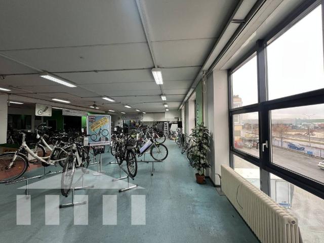Locale Commerciale in affitto a Oltrisarco-Aslago - Oberau-Haslach, Bolzano - Bozen