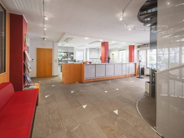Locale Commerciale in affitto a Centro-Piani-Rencio - Zentrum-Bozner Boden-Rentsch, Bolzano - Bozen