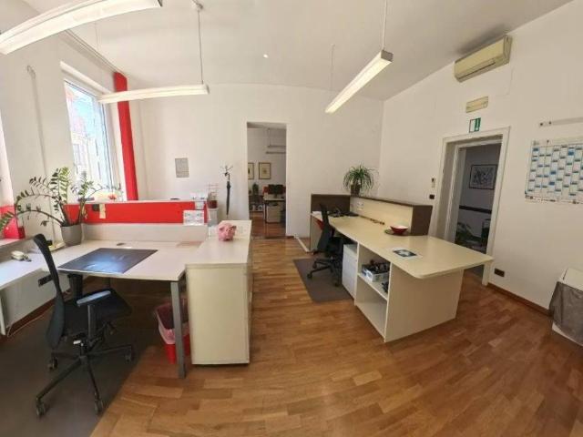 Locale Commerciale in affitto a Centro-Piani-Rencio - Zentrum-Bozner Boden-Rentsch, Bolzano - Bozen