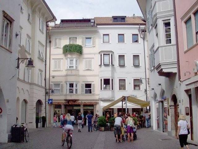 Locale Commerciale in affitto a Centro-Piani-Rencio - Zentrum-Bozner Boden-Rentsch, Bolzano - Bozen