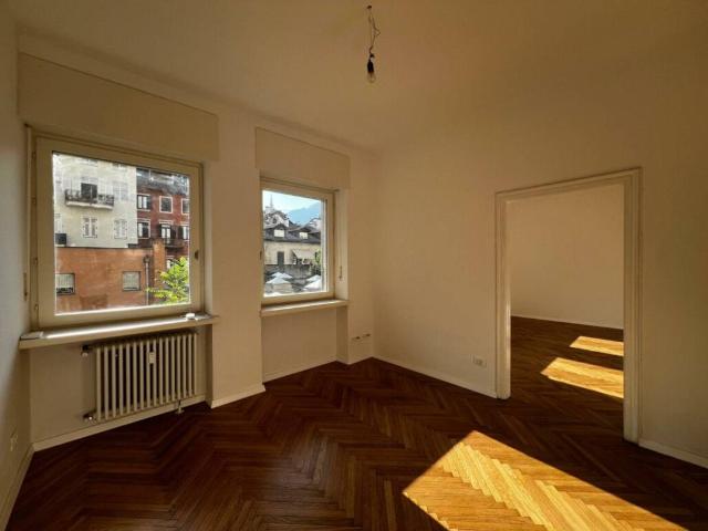 Locale Commerciale in affitto a Centro-Piani-Rencio - Zentrum-Bozner Boden-Rentsch, Bolzano - Bozen