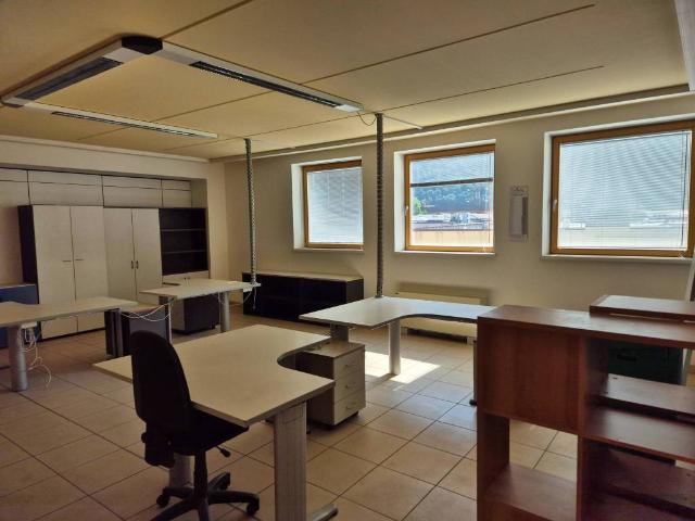 Locale Commerciale in affitto a Oltrisarco-Aslago - Oberau-Haslach, Bolzano - Bozen