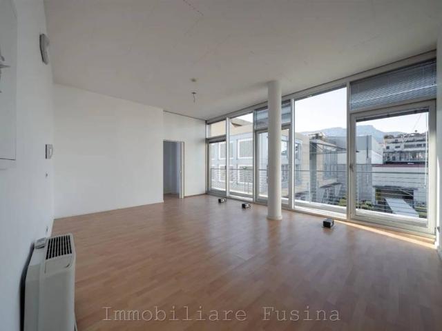 Locale Commerciale in affitto a Oltrisarco-Aslago - Oberau-Haslach, Bolzano - Bozen