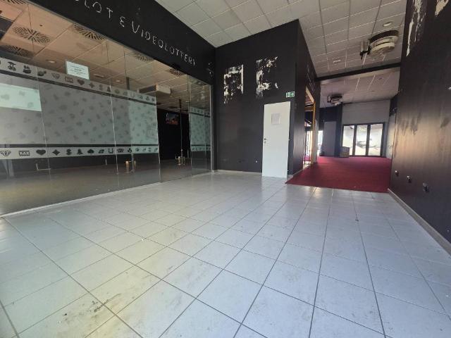 Locale Commerciale in affitto a Oltrisarco-Aslago - Oberau-Haslach, Bolzano - Bozen