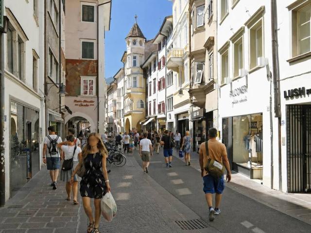 Locale Commerciale in affitto a Centro-Piani-Rencio - Zentrum-Bozner Boden-Rentsch, Bolzano - Bozen