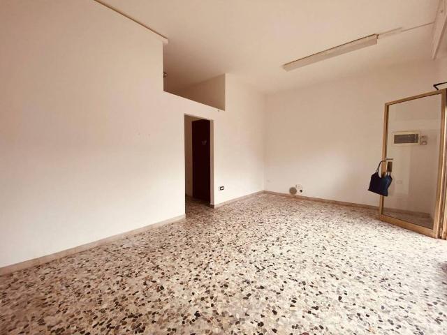 Locale Commerciale in affitto a Borgo Mantovano, Villa Poma