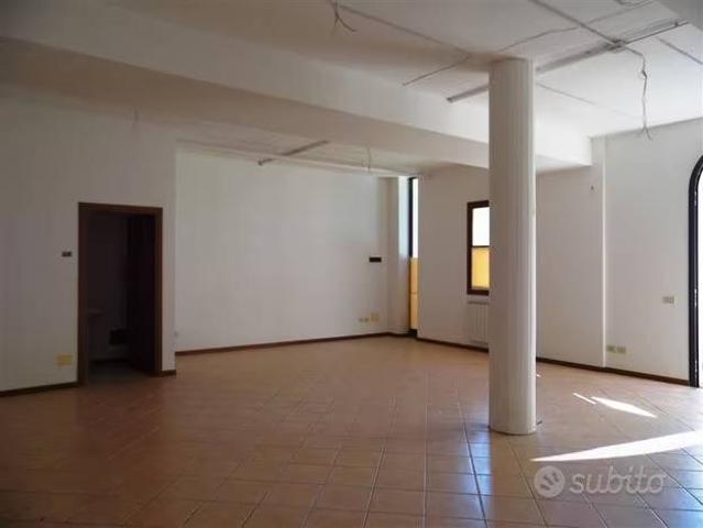 Locale Commerciale in affitto a Borgo San Lorenzo, Toscana