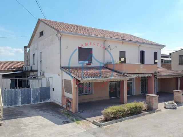 Locale Commerciale in affitto a Borgo Veneto, Saletto