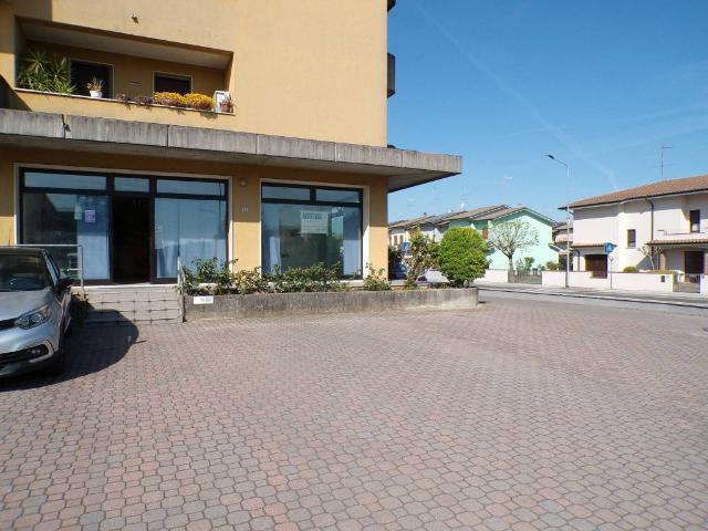 Locale Commerciale in affitto a Borgo Virgilio, Cerese