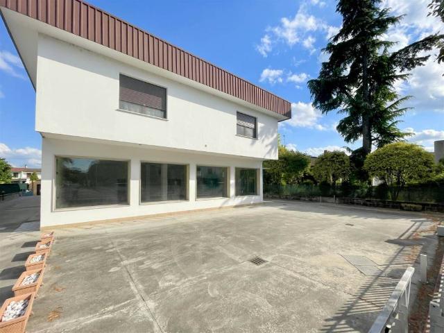 Locale Commerciale in affitto a Borgo Virgilio, Cerese