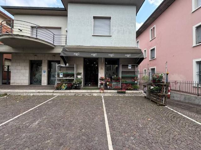 Locale Commerciale in affitto a Botticino Sera, Botticino