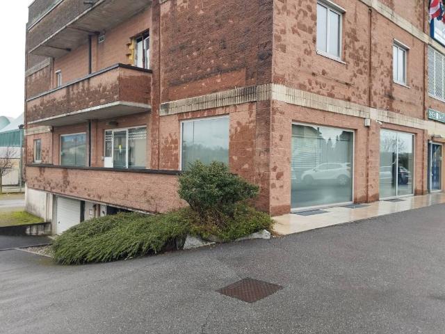 Locale Commerciale in affitto a Brebbia, Lombardia