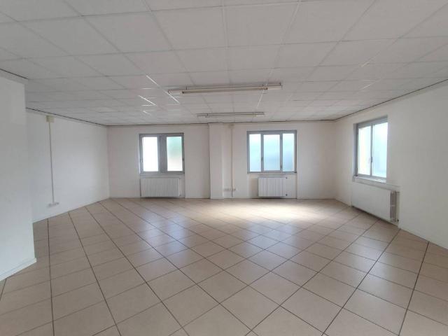 Locale Commerciale in affitto a Bregnano, Lombardia