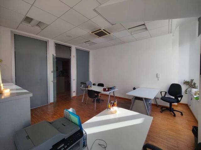 Locale Commerciale in affitto a Brembate Di Sopra, Lombardia