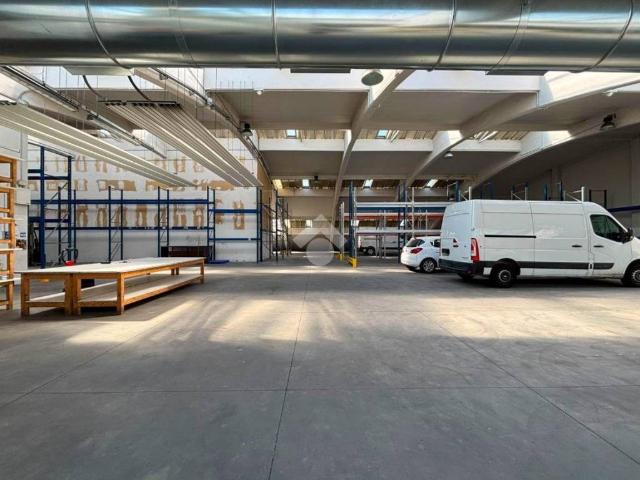 Locale Commerciale in affitto a Brembate di Sopra, Bergamo