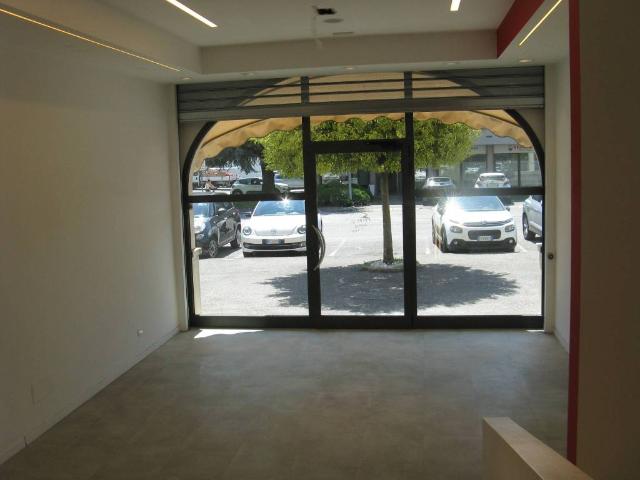 Locale Commerciale in affitto a Brembate Di Sopra, Lombardia
