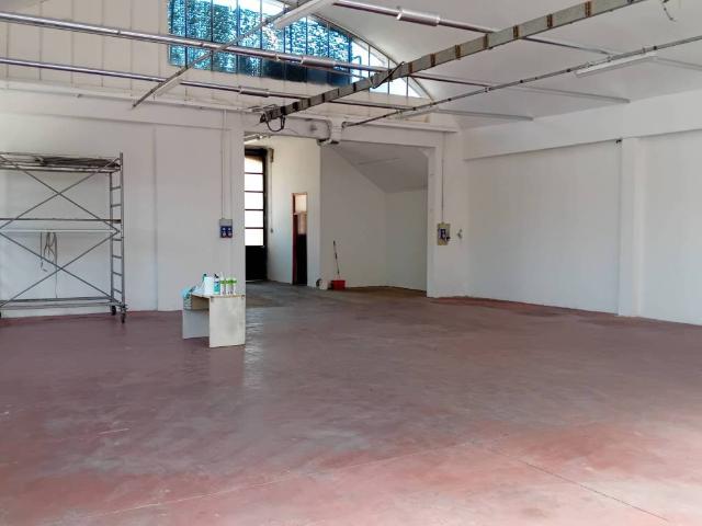 Locale Commerciale in affitto a Brenna, Lombardia