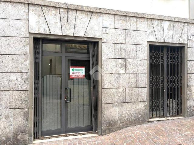 Locale Commerciale in affitto a Comunità montana della valle Camonica, Breno