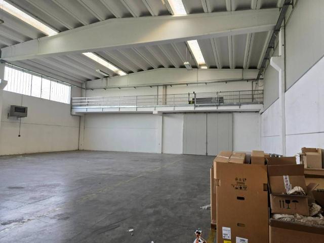Locale Commerciale in affitto a Bassa Reggiana, Re