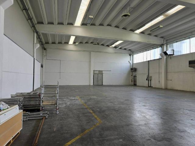 Locale Commerciale in affitto a Bassa Reggiana, Re