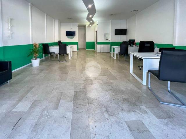 Locale Commerciale in affitto a Zona Est, Brescia