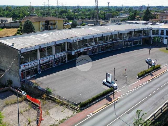 Locale Commerciale in affitto a Zona Est, Brescia