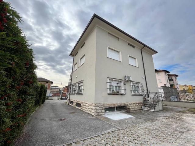 Locale Commerciale in affitto a Zona Ovest, Brescia