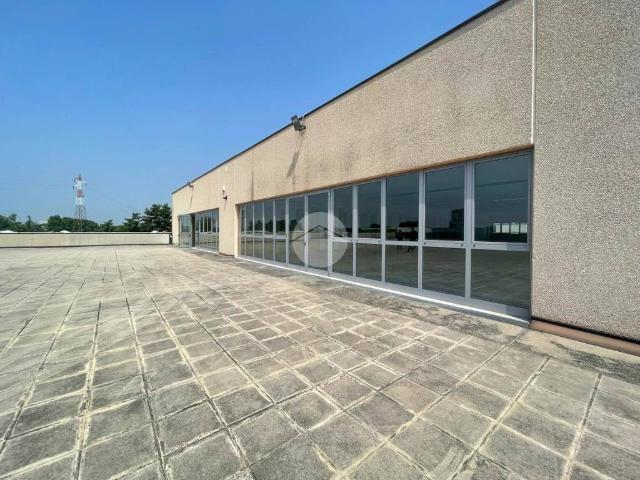 Locale Commerciale in affitto a Zona Est, Brescia