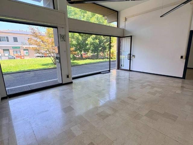 Locale Commerciale in affitto a Zona Ovest, Brescia