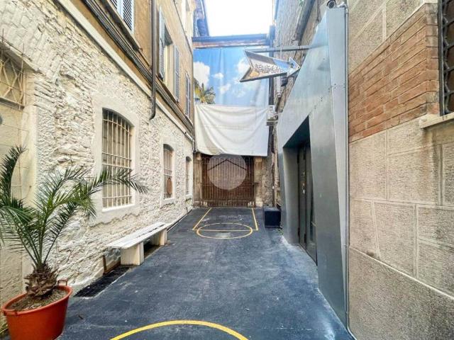 Locale Commerciale in affitto a Zona Centro, Brescia