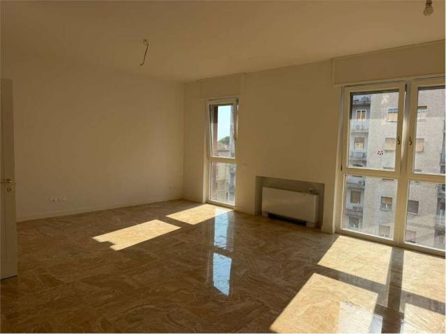 Locale Commerciale in affitto a Zona Centro, Brescia