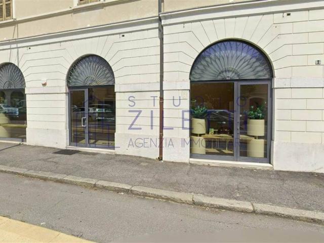 Locale Commerciale in affitto a Zona Centro, Brescia