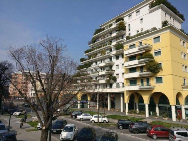 Locale Commerciale in affitto a Zona Centro, Brescia
