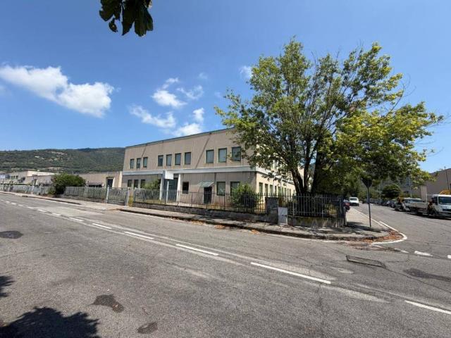 Locale Commerciale in affitto a Zona Est, Brescia