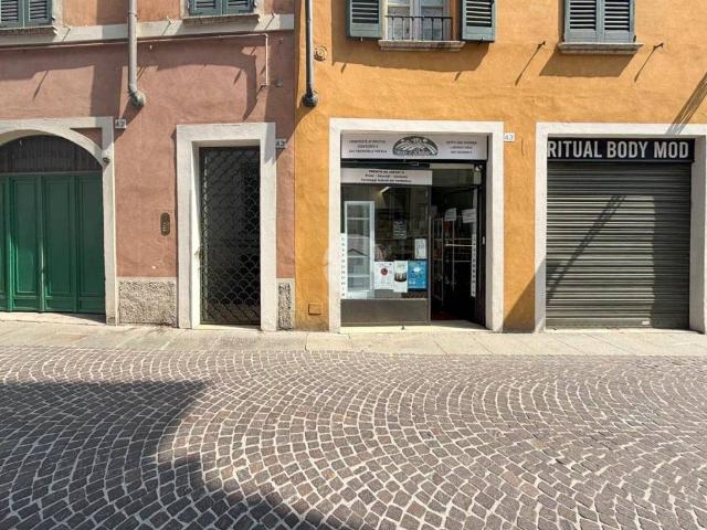 Locale Commerciale in affitto a Zona Centro, Brescia